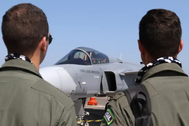 Caça adquirido pelo Brasil surpreende F-15 dos EUA em combate simulado