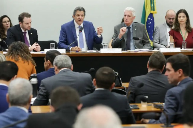 Audiência com Haddad é encerrada após tumulto entre deputados