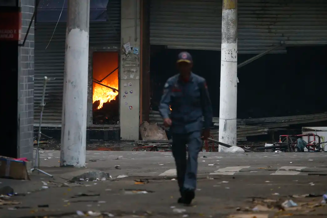 Incêndio no Shopping 25 de Março pode ter atingido cerca de 200 lojas