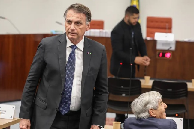 Bolsonaro nega apoio das Forças Armadas e diz que golpe “nunca foi cogitado”