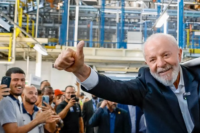 Lula e Zema trocam farpas em evento da Stellantis em Minas