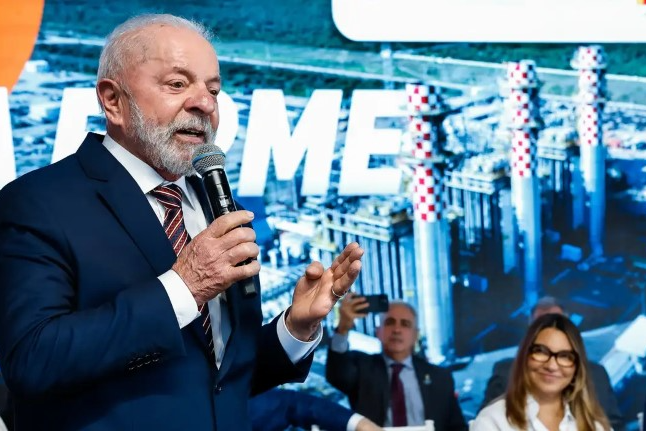 Lula inaugura maior usina a gás da América Latina e defende soberania sobre minerais críticos