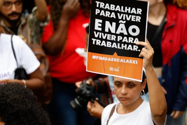 Manifestantes vão às ruas pelo fim da escala de trabalho 6x1