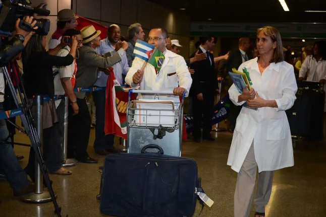 Médicos cubanos no Brasil reagem a sanções dos EUA e defendem Mais Médicos