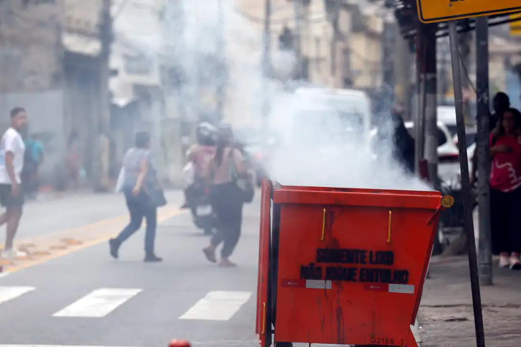 Moradores retiram cerca de 50 corpos em área de mata após operação no Rio