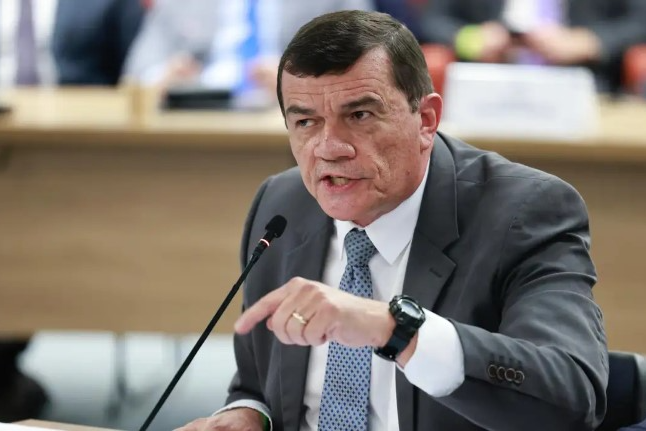 Ex-ministro da Defesa diz que alertou Bolsonaro sobre gravidade de possível golpe