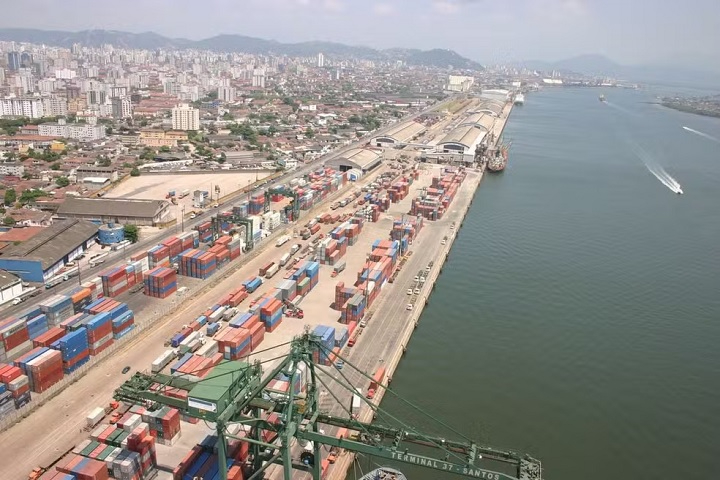 Tarifaço dos EUA sobre exportações brasileiras entra em vigor e afeta frutas, carnes e café