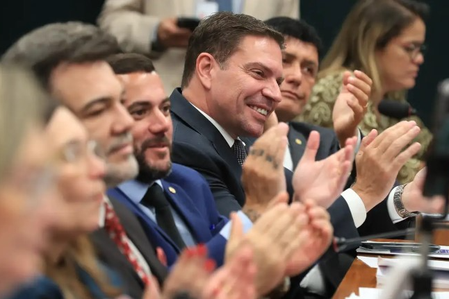 Câmara aprova suspensão de ação penal contra Alexandre Ramagem