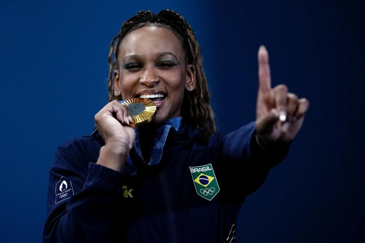 Rebeca é ouro no solo e vira maior medalhista olímpica do Brasil