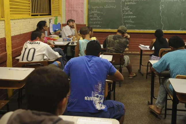 MEC cria programa de apoio a escolas públicas com aulas noturnas