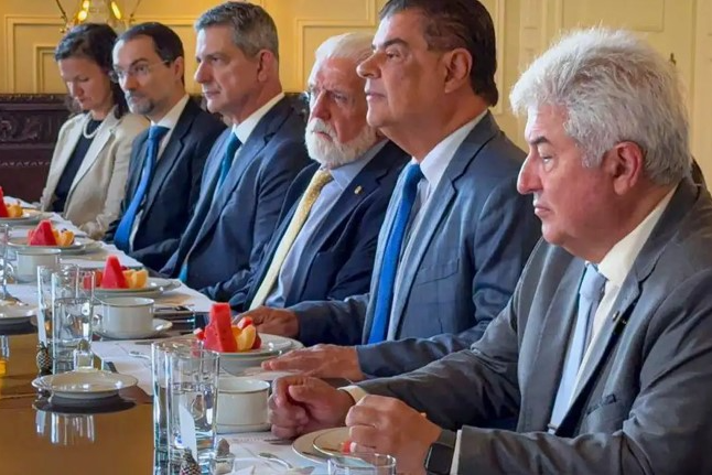 Senadores brasileiros tentam barrar tarifa de Trump em missão diplomática nos EUA