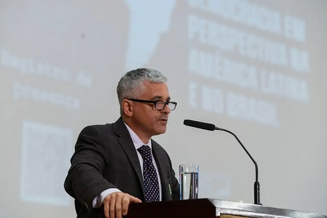 Professor de Harvard diz que Brasil foi mais firme que EUA ao enfrentar ameaça golpista