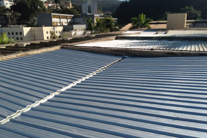 Após 30 anos, Câmara de Itabira substitui telhas de amianto por termoacústicas