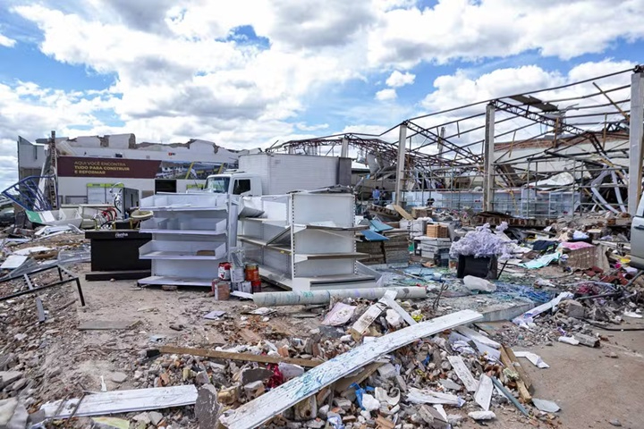 Rio Bonito do Iguaçu tenta se reerguer após destruição causada por ventos de 330 km/h