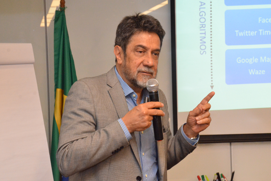 Professor da UFMG vence prêmio da Unesco por pesquisa sobre ética na inteligência artificial