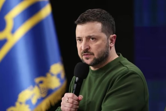 Zelenskyy defende “paz pela força” e cobra Europa nas negociações sobre a guerra