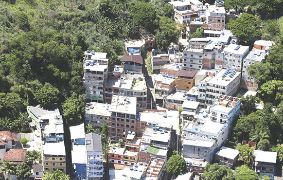 Onde houve desabamento de prédios com mortes, Muzema é explorada por grilagem e exploração imobiliária ilegal por milicianos (Foto: Reprodução Internet)