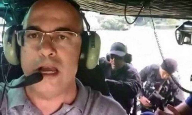 O governador Wilson Witzel (PSC) sobrevoou favelas de Angra dos Reis em ação policial com atiradores de elite. (Reprodução Twitter)