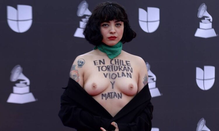 Mon Laferte exibe nos seios protesto contra o governo chileno. (Reprodução Internet)