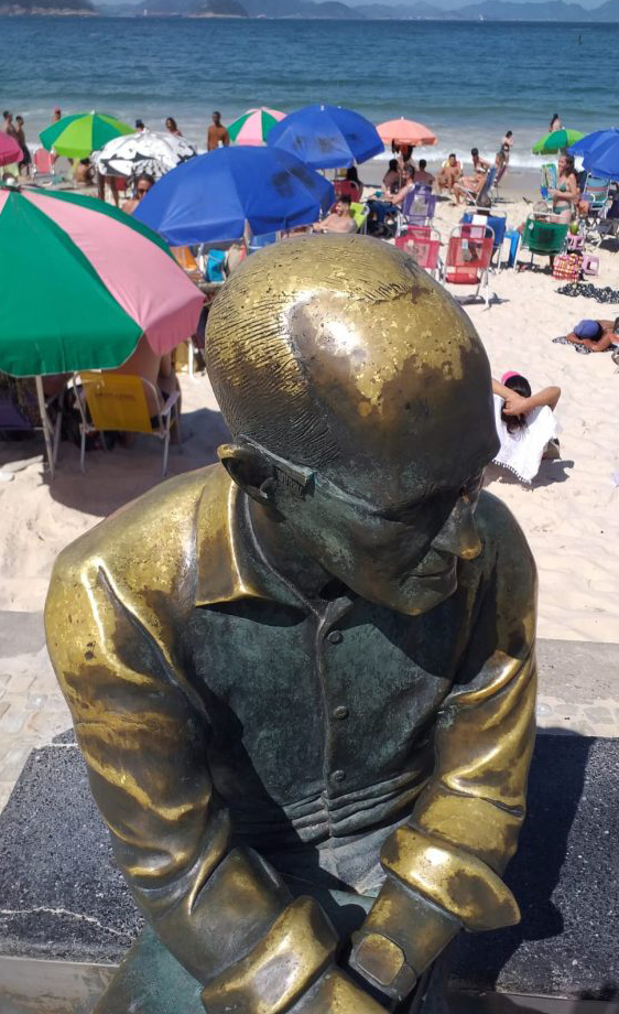 Por mais de 10 vezes os óculos da estátua de Drummond foi roubado em Copacabana, no Rio de Janeiro (Foto: Divulgação)