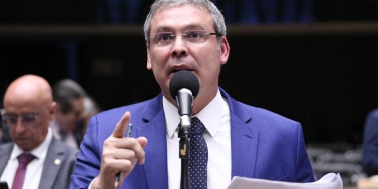 PT aciona PF contra Flávio, Eduardo e Nikolas por manifestações sobre prisão de Maduro