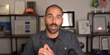 Eduardo Bolsonaro ataca PF após ordem de retorno e compara corporação à Gestapo