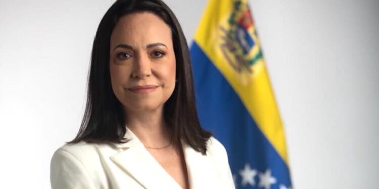 María Corina Machado critica governo interino, elogia Trump e promete retornar à Venezuela