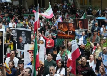 Crise no Irã: julgamentos rápidos, execuções e protestos desencadeiam maior repressão em décadas