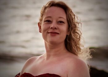 Escritora morre após ação do ICE e caso provoca onda de protestos nos EUA