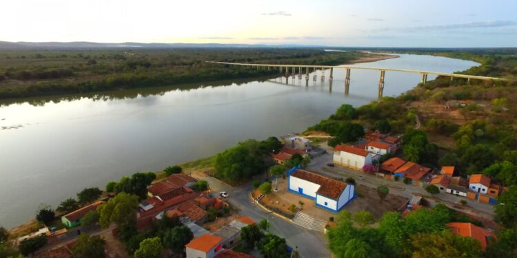 Cheia do São Francisco provoca alagamentos em cidades de MG e da Bahia