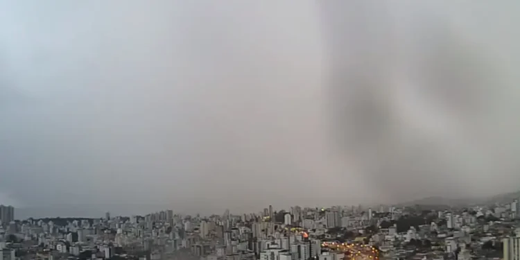 Minas entra em situação de perigo com previsão de tempestades e ventos fortes