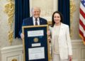 Corina Machado entrega medalha do Nobel da Paz a Trump e gesto causa repercussão internacional