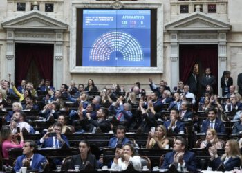 Deputados aprovam reforma trabalhista de Milei após sessão tensa