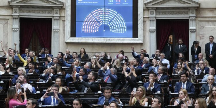 Deputados aprovam reforma trabalhista de Milei após sessão tensa