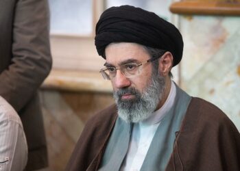 Filho de Ali Khamenei assume liderança suprema do Irã após morte do aiatolá