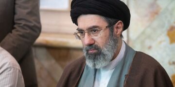 Filho de Ali Khamenei assume liderança suprema do Irã após morte do aiatolá