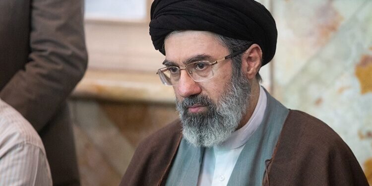 Filho de Ali Khamenei assume liderança suprema do Irã após morte do aiatolá