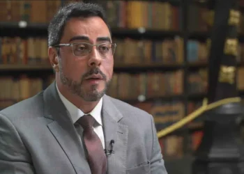 Decisão de Flávio Dino reacende debate sobre punições a juízes no Brasil