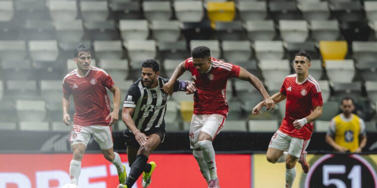 Atlético-MG vence o Internacional e conquista primeira vitória no Brasileirão