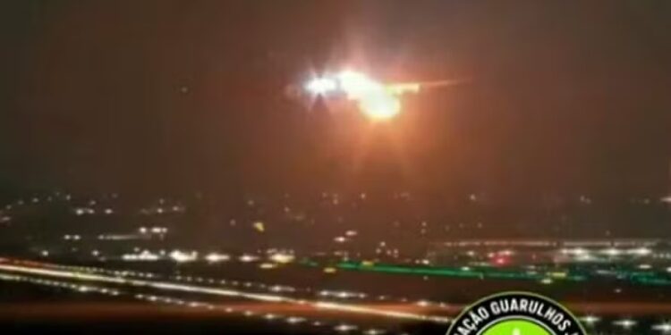 Explosão em motor de avião da Delta força pouso de emergência em Guarulhos