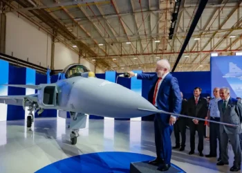 Brasil apresenta primeiro caça Gripen produzido no país