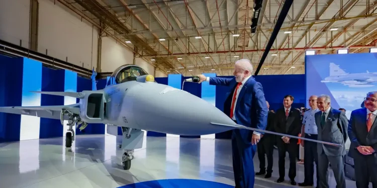 Brasil apresenta primeiro caça Gripen produzido no país