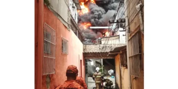 Incêndio de grandes proporções atinge galpão em Ramos, na Zona Norte do Rio