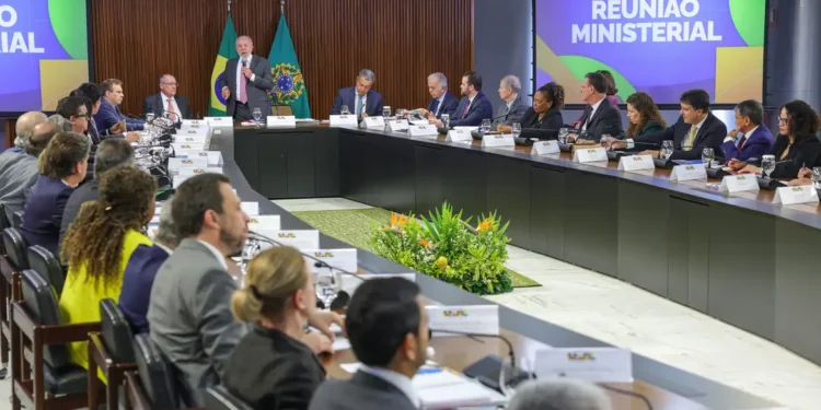 Lula confirma Alckmin em 2026 e critica custo das eleições