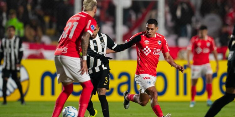 Atlético-MG perde no Peru, amplia crise e se complica na Sul-Americana