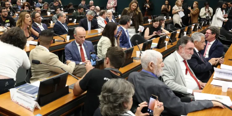 Votação de PEC que acaba com escala 6×1 é adiada na Câmara