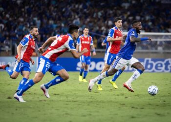 Cruzeiro falha em casa, perde para Católica e expõe fragilidades do elenco