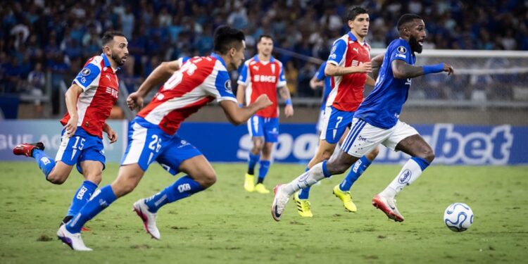 Cruzeiro falha em casa, perde para Católica e expõe fragilidades do elenco