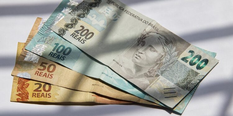 Governo propõe salário mínimo de R$ 1.717 para 2027