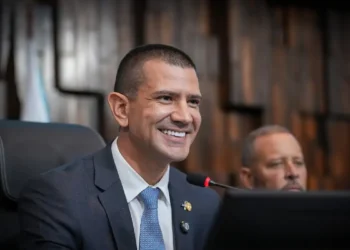 Douglas Ruas é eleito presidente da Alerj em votação marcada por esvaziamento da oposição